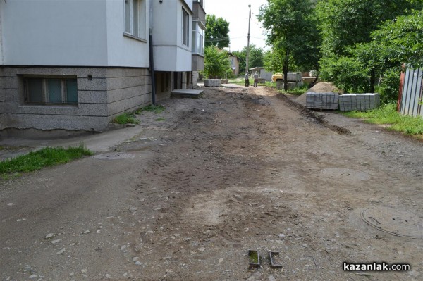 Кметицата реди нови плочки пред блока на секретарката си