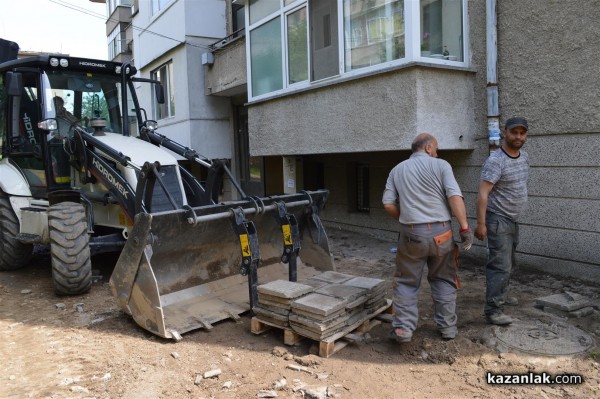 Кметицата реди нови плочки пред блока на секретарката си