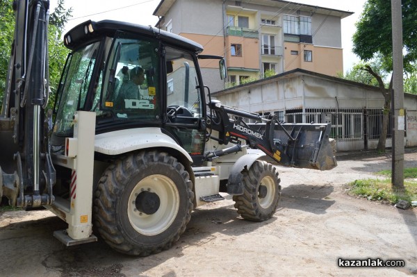 Кметицата реди нови плочки пред блока на секретарката си