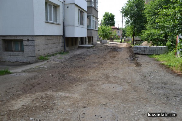 Кметицата реди нови плочки пред блока на секретарката си