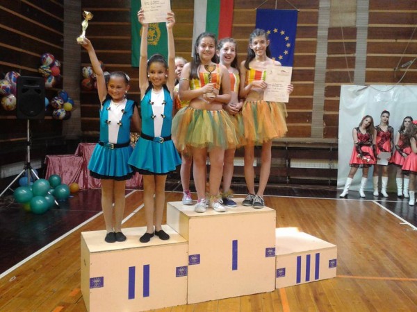 Мажоретките на СОУ „Екзарх Антим I“ спечелиха награди от фестивал в Шумен