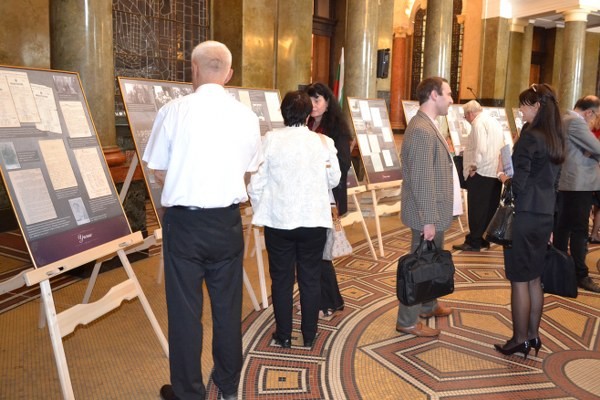 Цецка Цачева откри изложба посветена на академик Петко Стоянов Стайнов