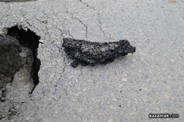 Нова дупка в новия асфалт на Казанлък