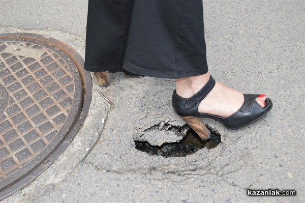 Нова дупка в новия асфалт на Казанлък