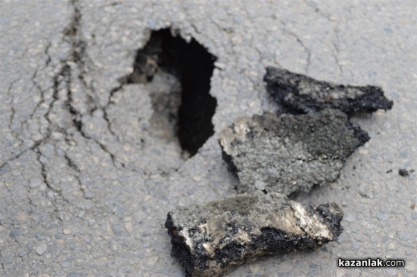 Нова дупка в новия асфалт на Казанлък