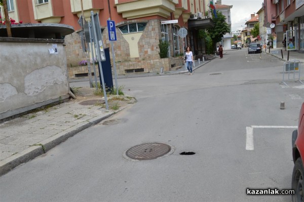 Нова дупка в новия асфалт на Казанлък