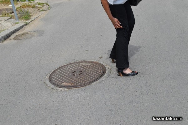 Нова дупка в новия асфалт на Казанлък