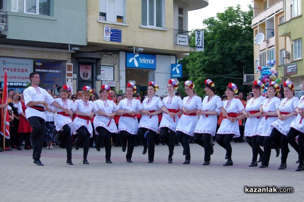 “Тъпан бие - хоро се вие“