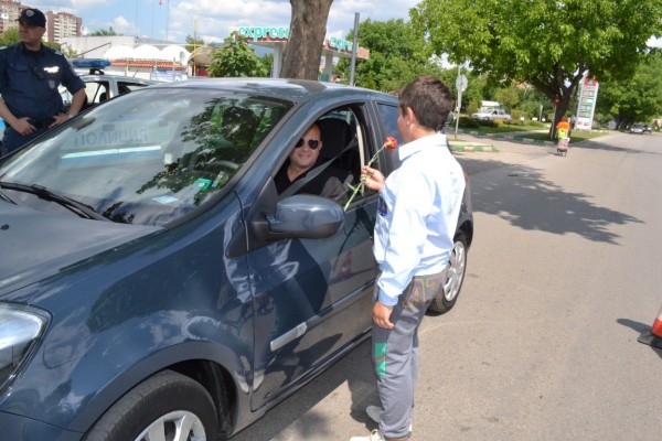 Деца подаряваха цветя на шофьори