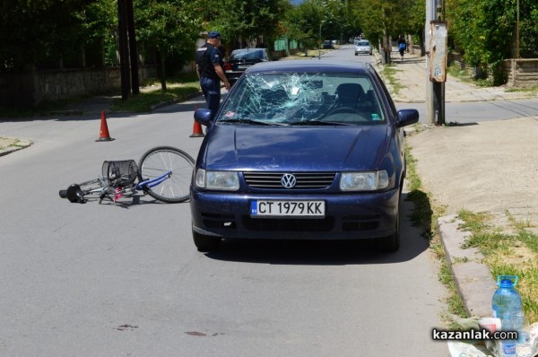 Велосипедистка е със счупена ръка, след катастрофа