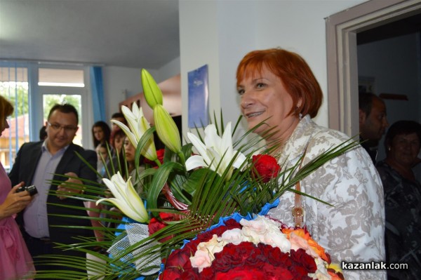 Евродепутатът Искра Михайлова откри днес приемна в Казанлък