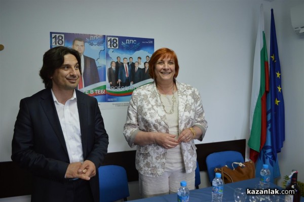 Евродепутатът Искра Михайлова откри днес приемна в Казанлък