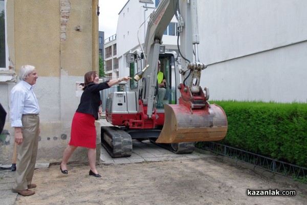 Министър Румяна Бъчварова присъства на първата копка на нова сграда в ПМГ „Никола Обрешков“