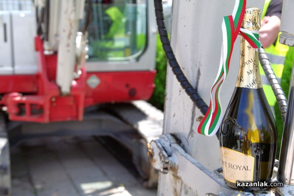 Министър Румяна Бъчварова присъства на първата копка на нова сграда в ПМГ „Никола Обрешков“