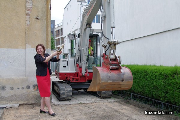 Министър Румяна Бъчварова присъства на първата копка на нова сграда в ПМГ „Никола Обрешков“