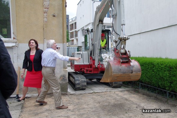 Министър Румяна Бъчварова присъства на първата копка на нова сграда в ПМГ „Никола Обрешков“