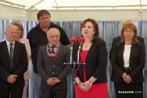 Министър Румяна Бъчварова присъства на първата копка на нова сграда в ПМГ „Никола Обрешков“