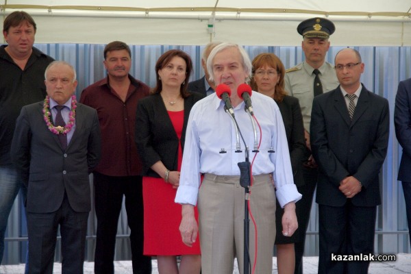 Министър Румяна Бъчварова присъства на първата копка на нова сграда в ПМГ „Никола Обрешков“