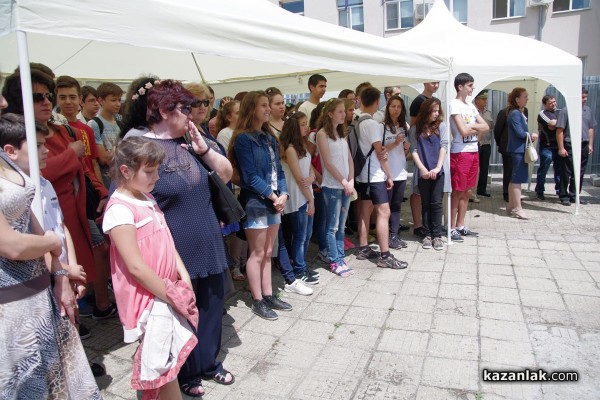 Министър Румяна Бъчварова присъства на първата копка на нова сграда в ПМГ „Никола Обрешков“