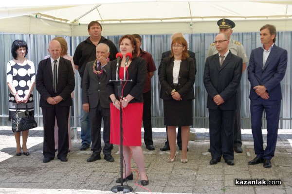 Министър Румяна Бъчварова присъства на първата копка на нова сграда в ПМГ „Никола Обрешков“