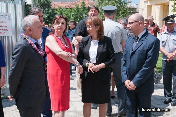 Министър Румяна Бъчварова присъства на първата копка на нова сграда в ПМГ „Никола Обрешков“