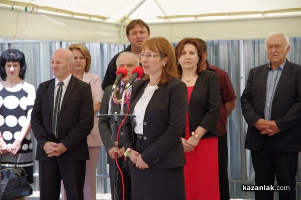 Министър Румяна Бъчварова присъства на първата копка на нова сграда в ПМГ „Никола Обрешков“