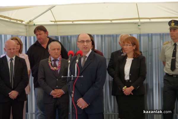 Министър Румяна Бъчварова присъства на първата копка на нова сграда в ПМГ „Никола Обрешков“