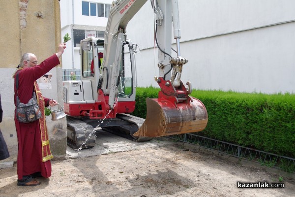 Министър Румяна Бъчварова присъства на първата копка на нова сграда в ПМГ „Никола Обрешков“