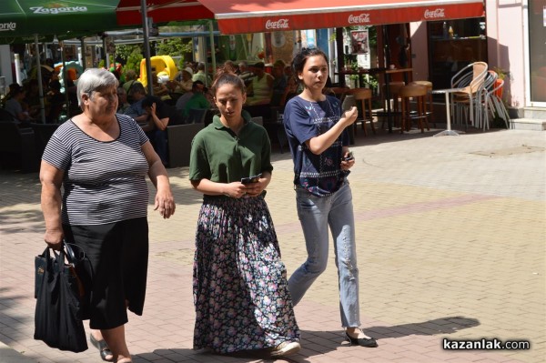 Флашмоб кампания против просията на деца изненада днес казанлъчани