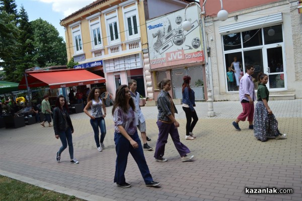 Флашмоб кампания против просията на деца изненада днес казанлъчани