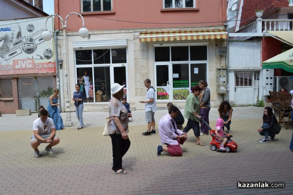 Флашмоб кампания против просията на деца изненада днес казанлъчани