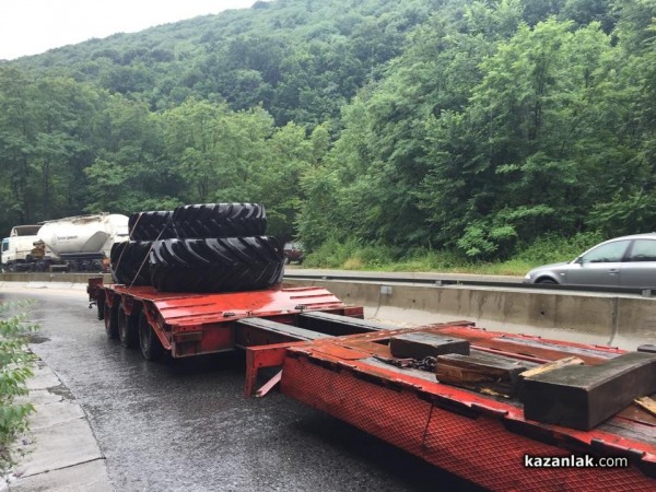 Комбайн се обърна на пътя Казанлък – Стара Загора и затрудни движението