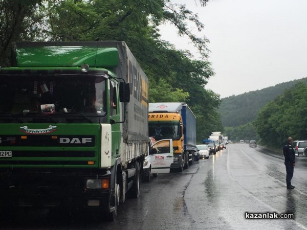 Комбайн се обърна на пътя Казанлък – Стара Загора и затрудни движението