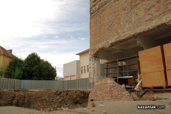 Срути се стена в Природо-математическата гимназия