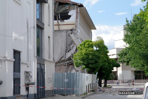 След падането на стена, около 17.00 часа се срути и част от сградата на Математическата гимназия /снимки и видео/