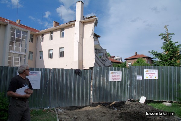 След падането на стена, около 17.00 часа се срути и част от сградата на Математическата гимназия /снимки и видео/