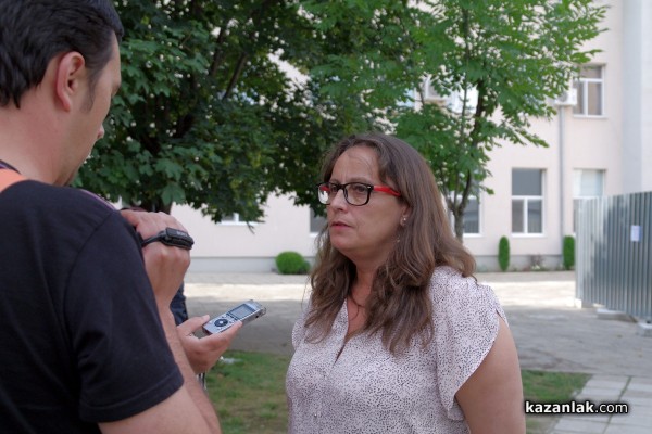 След падането на стена, около 17.00 часа се срути и част от сградата на Математическата гимназия /снимки и видео/