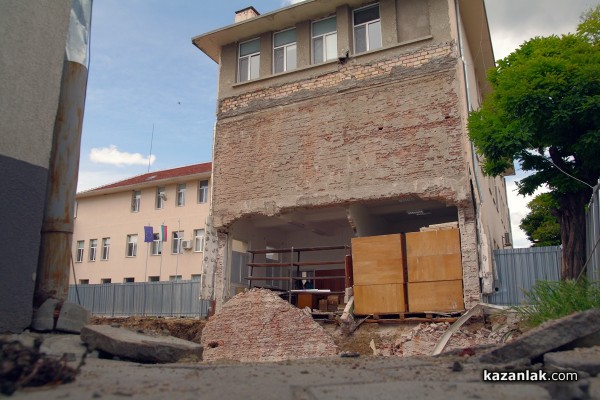 Срути се стена в Природо-математическата гимназия