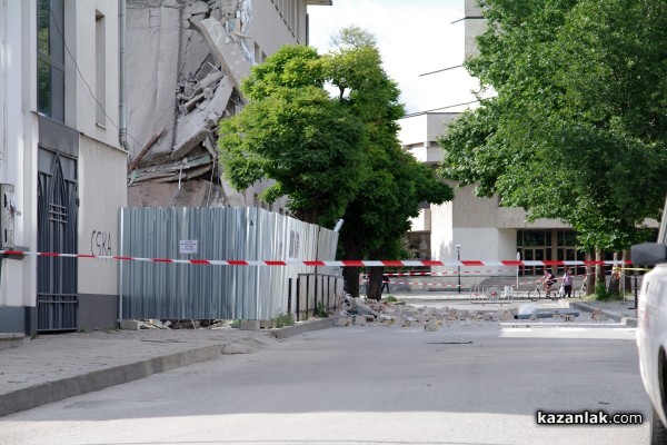 След падането на стена, около 17.00 часа се срути и част от сградата на Математическата гимназия /снимки и видео/