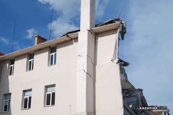 След падането на стена, около 17.00 часа се срути и част от сградата на Математическата гимназия /снимки и видео/