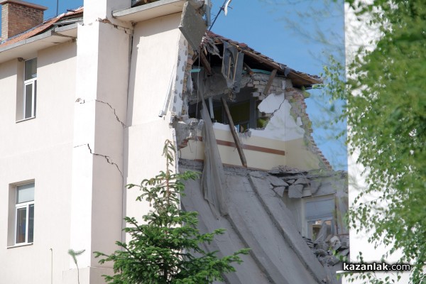 След падането на стена, около 17.00 часа се срути и част от сградата на Математическата гимназия /снимки и видео/