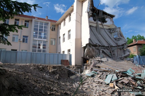 След падането на стена, около 17.00 часа се срути и част от сградата на Математическата гимназия /снимки и видео/