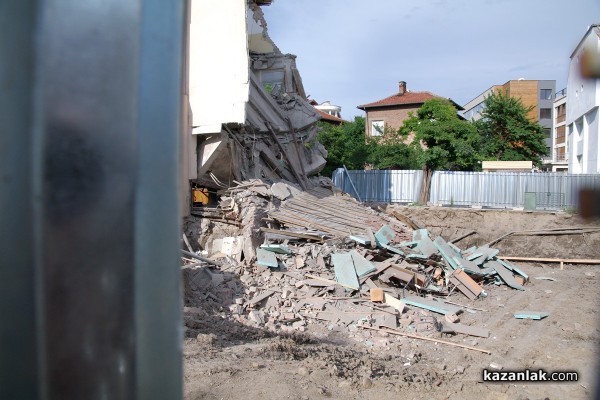 След падането на стена, около 17.00 часа се срути и част от сградата на Математическата гимназия /снимки и видео/