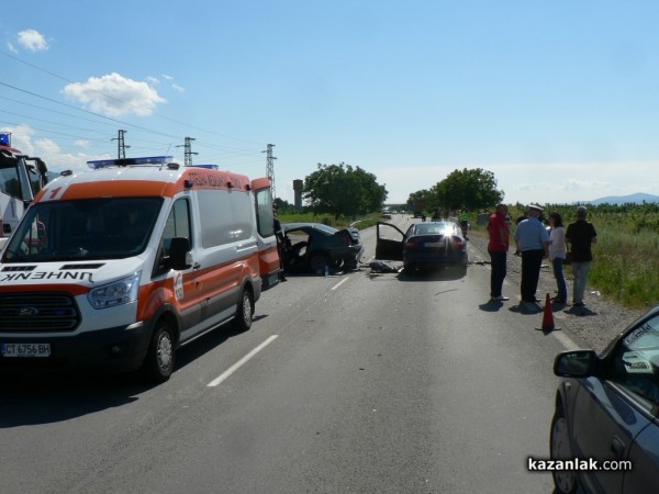 Двама загинаха при тежка катастрофа близо до Казанлък /видео и снимки/