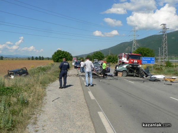 Двама загинаха при тежка катастрофа близо до Казанлък /видео и снимки/