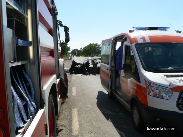 Двама загинаха при тежка катастрофа близо до Казанлък /видео и снимки/
