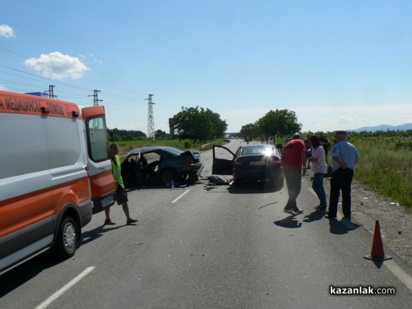 Двама загинаха при тежка катастрофа близо до Казанлък /видео и снимки/