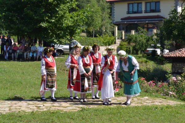В Казанлък отбелязаха Еньовден с ритуали, песни и наричания