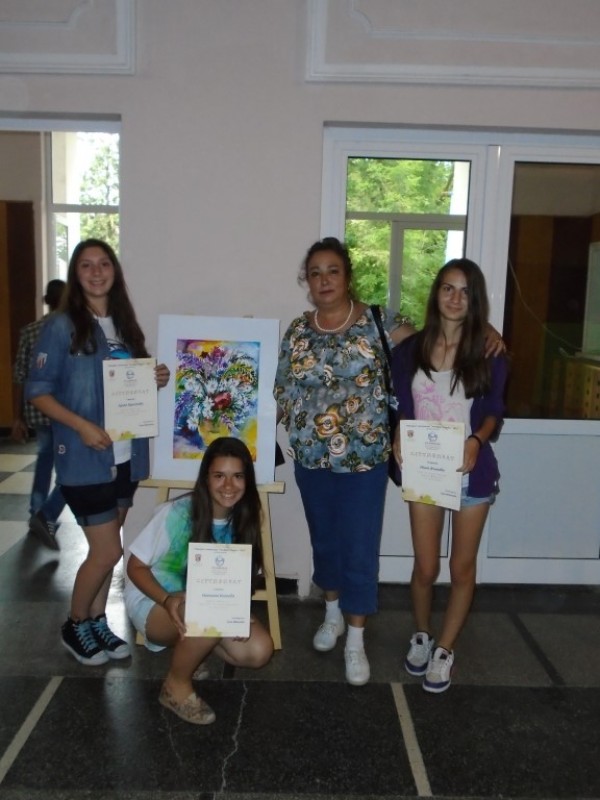 Млади художници от Казанлък твориха върху тениски по време на биенале на детската рисунка