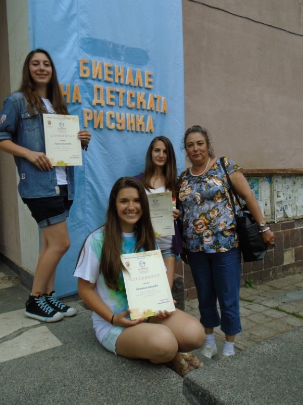 Млади художници от Казанлък твориха върху тениски по време на биенале на детската рисунка